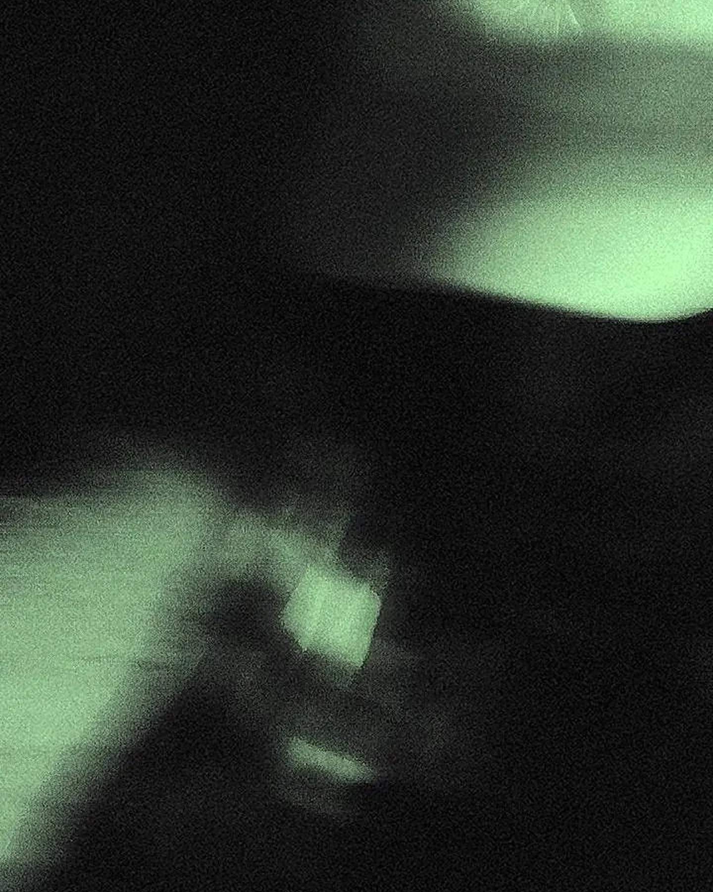 Une forme de verre, à peine révélée dans la pénombre